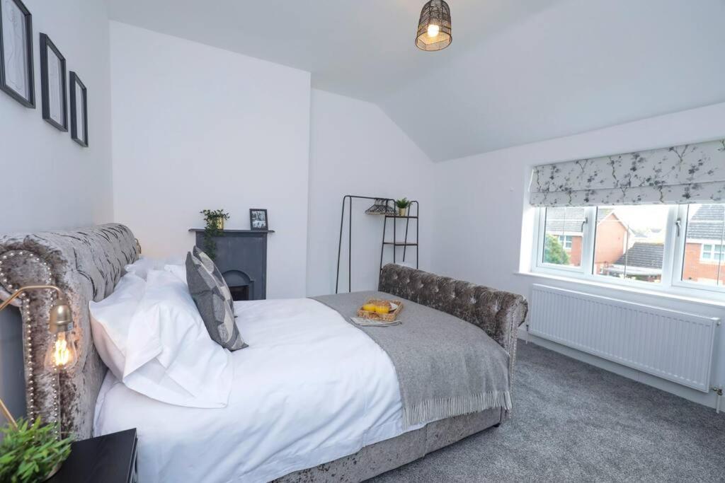 Villa Perfect For Contractors With On Site Parking Brierley Hill Exterior foto