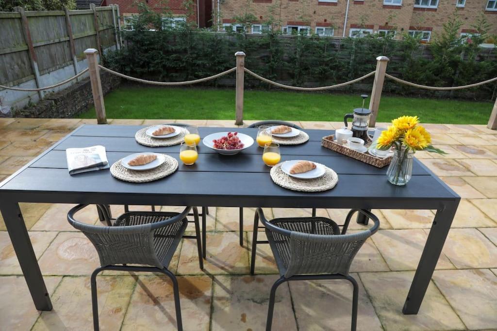 Villa Perfect For Contractors With On Site Parking Brierley Hill Exterior foto